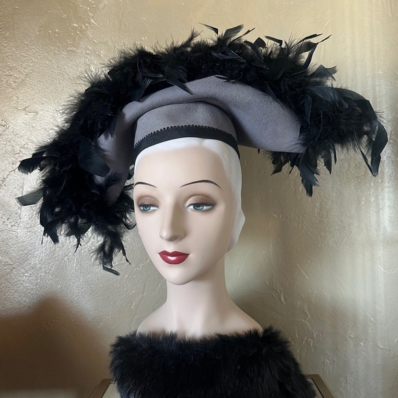 GRANDIOSE 1950's TAUPE FELT LARGE BRIMMED HAT WITH BLACK FEATHERS - Picture 7 of 10